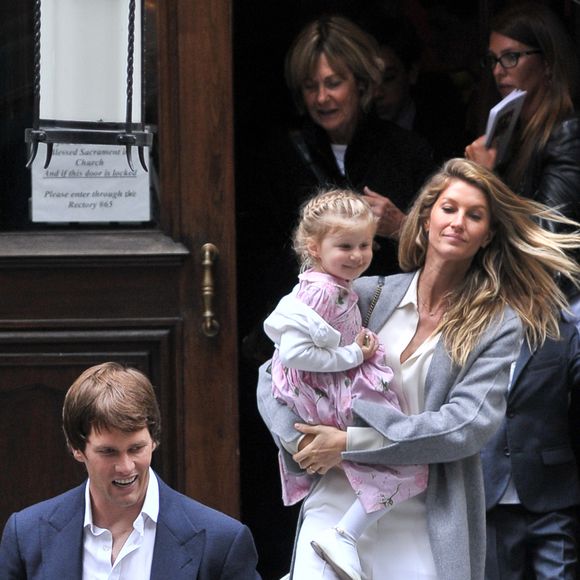 Merci de flouter le visage des enfants avant publication - Gisele Bundchen en compagnie de son mari Tom Brady et de leurs enfants Benjamin Brady et Vivian Lake Brady se rendent à la messe à New York le 29 avril 2016.