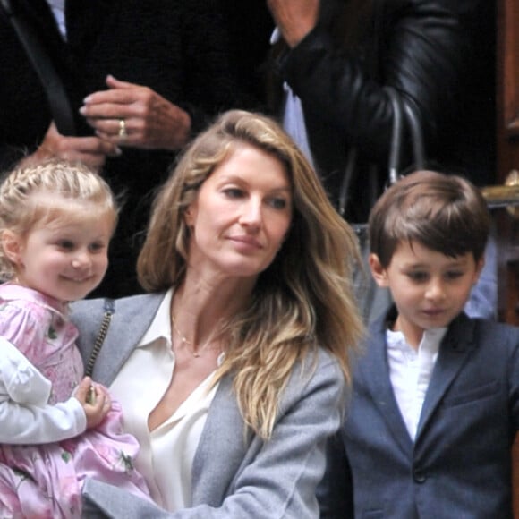 Merci de flouter le visage des enfants avant publication - Gisele Bundchen en compagnie de son mari Tom Brady et de leurs enfants Benjamin Brady et Vivian Lake Brady se rendent à la messe à New York le 29 avril 2016.