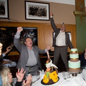 Exclusif - Daniel Russo , Francis Perrin, André Dussollier, Anny Duperey et des amis au moment du gâteau - Francis Perrin fête ses 50 ans de carrière au restaurant La Coupole entouré de ses amis après avoir donné une représentation de "Molière Malgré Moi" au théâtre de la Gaîté-Montparnasse à Paris le 18 juin 2016 © Romuald Meigneux / Bestimage