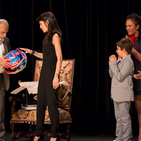 Exclusif - Marion Jollès Grosjean offre à Francis le casque de son mari Romain Grosjean. Francis Perrin réunit sa famille sur scène, sa femme Gersende et ses 6 enfants (Cécile, Fabiola, Jeanne, Louis, Baptiste, Clarisse) - Francis Perrin fête ses 50 ans de carrière et revient sur scène pour une soirée spéciale avec "Molière malgré Moi" au théâtre de la Gaîté-Montparnasse à Paris le 18 juin 2016 entouré de sa famille et ses amis. © Romuald Meigneux / Bestimage