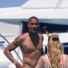 Doutzen Kroes et son mari Sunnery James en vacances sur un yacht avec leurs enfants Phyllon Joy Gorré et Myllena Mae Gorré à Formentera, le 25 juillet 2016.