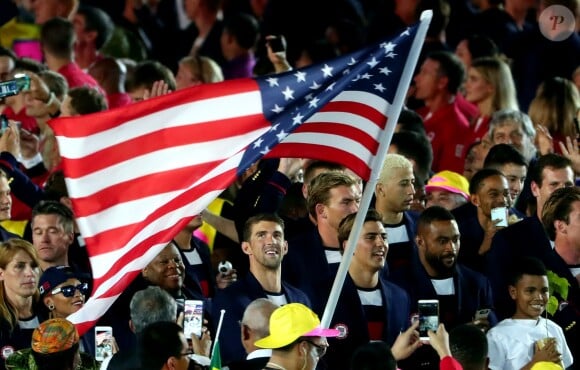 La délégation olympique des Etats-Unis, emmenée par Michael Phelps, lors de la cérémonie d'ouverture des JO de Rio de Janeiro le 5 août 2016 au stade Maracanã.