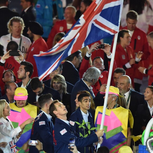 Andy Murray, désigné porte-drapeau, a mené la délégation britannique lors de la cérémonie d'ouverture des Jeux olympiques de Rio de Janeiro le 5 août 2016.