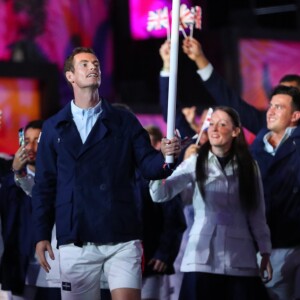 Andy Murray, désigné porte-drapeau, a mené la délégation britannique lors de la cérémonie d'ouverture des Jeux olympiques de Rio de Janeiro le 5 août 2016.