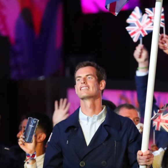 Andy Murray, désigné porte-drapeau, a mené la délégation britannique lors de la cérémonie d'ouverture des Jeux olympiques de Rio de Janeiro le 5 août 2016.