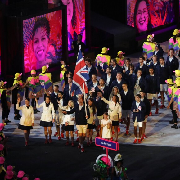 Andy Murray, désigné porte-drapeau, a mené la délégation britannique lors de la cérémonie d'ouverture des Jeux olympiques de Rio de Janeiro le 5 août 2016.