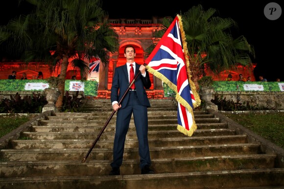 Andy Murray posant devant l'ambassade britannique après sa nomination comme porte-drapeau de la délégation britannique pour les JO de Rio, le 3 août 2016.