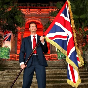 Andy Murray posant devant l'ambassade britannique après sa nomination comme porte-drapeau de la délégation britannique pour les JO de Rio, le 3 août 2016.