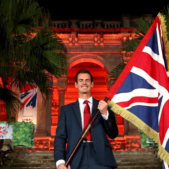 Andy Murray posant devant l'ambassade britannique après sa nomination comme porte-drapeau de la délégation britannique pour les JO de Rio, le 3 août 2016.