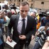 Oscar Pistorius lors de son arrivée à la North Gauteng High Court de Pretoria le 8 décembre 2015 pour la paiement de sa caution après avoir été reconnu coupable du meurtre de sa compagne Reeva Steenkamp