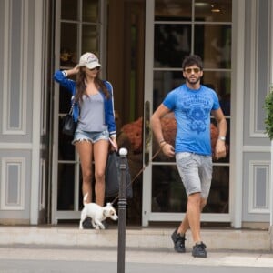 Exclusif - Nabilla Benattia et son compagnon Thomas Vergara déjeunent chez "Pizza Pino" sur les Champs Elysées et vont faire du shopping sur l'Avenue Montaigne avec leur chien Pita à Paris, France, le 21 juillet 2016. © Agence/Bestimage