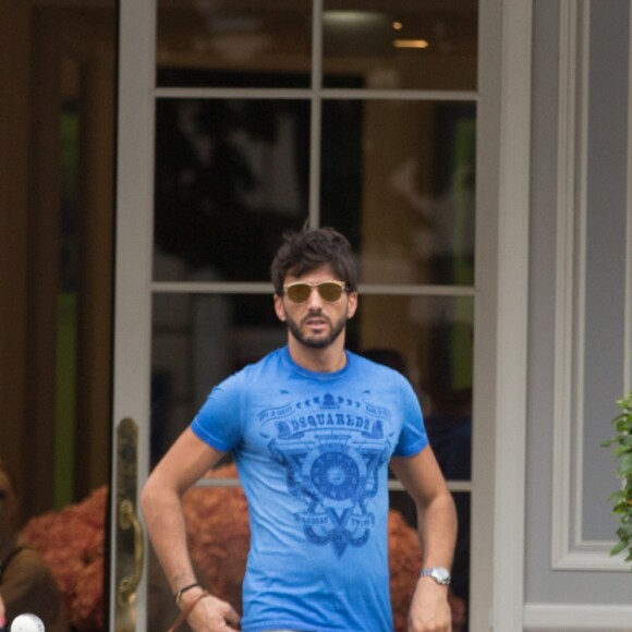 Exclusif - Nabilla Benattia et son compagnon Thomas Vergara déjeunent chez "Pizza Pino" sur les Champs Elysées et vont faire du shopping sur l'Avenue Montaigne avec leur chien Pita à Paris, France, le 21 juillet 2016. © Agence/Bestimage