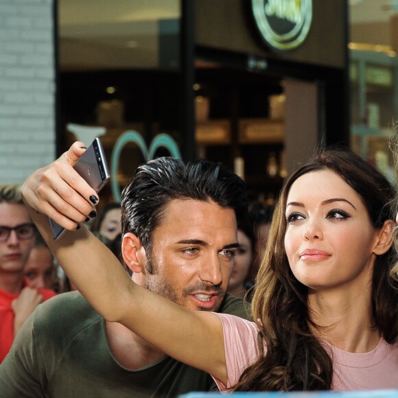 Exclusif - Nabilla Benattia dédicace son livre "Trop Vite" avec son compagnon Thomas Vergara au centre commercial "Merignac Soleil" à Bordeaux, le 26 juin 2016. © Thibaut Moritz-Patrick Bernard/Bestimage