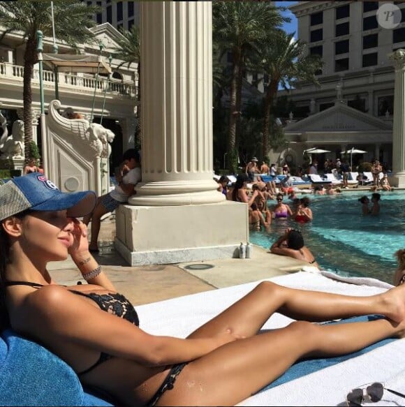 Nabilla Benattia en bikini, au César Palace, à Las Vegas, août 2016