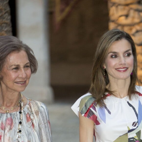 La reine Letizia, qui portait pour la première fois une création Juan Vidal, et la reine Sofia d'Espagne lors du dîner de gala offert à quelque 450 convives dimanche 7 août 2016 au palais royal de la Almudaina à Palma de Majorque en l'honneur de la société des îles Baléares.