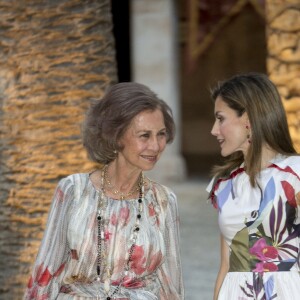 La reine Letizia, qui portait pour la première fois une création Juan Vidal, et la reine Sofia d'Espagne lors du dîner de gala offert à quelque 450 convives dimanche 7 août 2016 au palais royal de la Almudaina à Palma de Majorque en l'honneur de la société des îles Baléares.