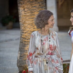 La reine Letizia, qui portait pour la première fois une création Juan Vidal, et la reine Sofia d'Espagne lors du dîner de gala offert à quelque 450 convives dimanche 7 août 2016 au palais royal de la Almudaina à Palma de Majorque en l'honneur de la société des îles Baléares.