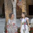 La reine Letizia, qui portait pour la première fois une création Juan Vidal, et la reine Sofia d'Espagne lors du dîner de gala offert à quelque 450 convives dimanche 7 août 2016 au palais royal de la Almudaina à Palma de Majorque en l'honneur de la société des îles Baléares.