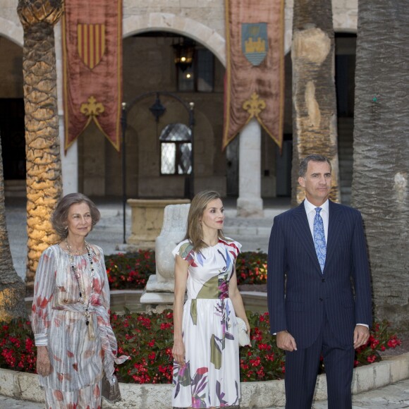 Le roi Felipe VI, la reine Letizia et la reine Sofia d'Espagne accueillaient quelque 450 convives dimanche 7 août 2016 au palais royal de la Almudaina à Palma de Majorque à l'occasion du dîner annuel offert en l'honneur de la société des îles Baléares.