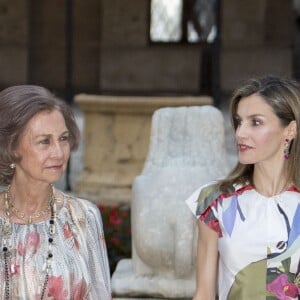 La reine Letizia, qui portait pour la première fois une création Juan Vidal, et la reine Sofia d'Espagne lors du dîner de gala offert à quelque 450 convives dimanche 7 août 2016 au palais royal de la Almudaina à Palma de Majorque en l'honneur de la société des îles Baléares.