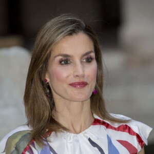 La reine Letizia d'Espagne, dans une robe du jeune créateur Juan Vidal, accueillait avec son époux Felipe et sa belle-mère la reine Sofia quelque 450 convives dimanche 7 août 2016 au palais royal de la Almudaina à Palma de Majorque à l'occasion du dîner annuel offert en l'honneur de la société des îles Baléares.