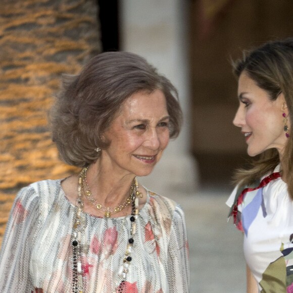 La reine Letizia, qui portait pour la première fois une création Juan Vidal, et la reine Sofia d'Espagne lors du dîner de gala offert à quelque 450 convives dimanche 7 août 2016 au palais royal de la Almudaina à Palma de Majorque en l'honneur de la société des îles Baléares.