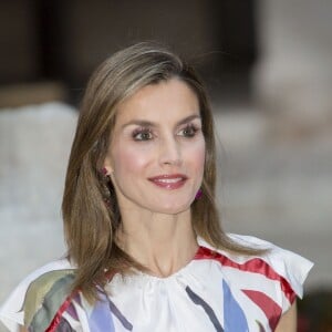 La reine Letizia d'Espagne, dans une robe du jeune créateur Juan Vidal, accueillait avec son époux Felipe et sa belle-mère la reine Sofia quelque 450 convives dimanche 7 août 2016 au palais royal de la Almudaina à Palma de Majorque à l'occasion du dîner annuel offert en l'honneur de la société des îles Baléares.