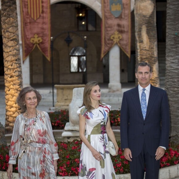 Le roi Felipe VI, la reine Letizia et la reine Sofia d'Espagne accueillaient quelque 450 convives dimanche 7 août 2016 au palais royal de la Almudaina à Palma de Majorque à l'occasion du dîner annuel offert en l'honneur de la société des îles Baléares.