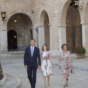 Le roi Felipe VI, la reine Letizia et la reine Sofia d'Espagne accueillaient quelque 450 convives dimanche 7 août 2016 au palais royal de la Almudaina à Palma de Majorque à l'occasion du dîner annuel offert en l'honneur de la société des îles Baléares.