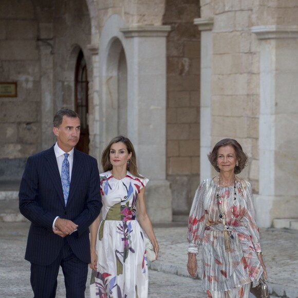 Le roi Felipe VI, la reine Letizia et la reine Sofia d'Espagne accueillaient quelque 450 convives dimanche 7 août 2016 au palais royal de la Almudaina à Palma de Majorque à l'occasion du dîner annuel offert en l'honneur de la société des îles Baléares.