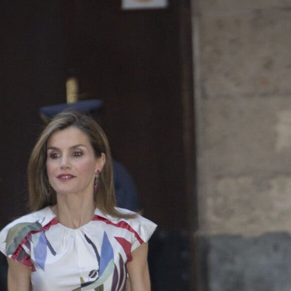 Le roi Felipe VI, la reine Letizia et la reine Sofia d'Espagne accueillaient quelque 450 convives dimanche 7 août 2016 au palais royal de la Almudaina à Palma de Majorque à l'occasion du dîner annuel offert en l'honneur de la société des îles Baléares.