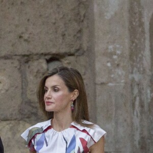 Le roi Felipe VI, la reine Letizia et la reine Sofia d'Espagne accueillaient quelque 450 convives dimanche 7 août 2016 au palais royal de la Almudaina à Palma de Majorque à l'occasion du dîner annuel offert en l'honneur de la société des îles Baléares.