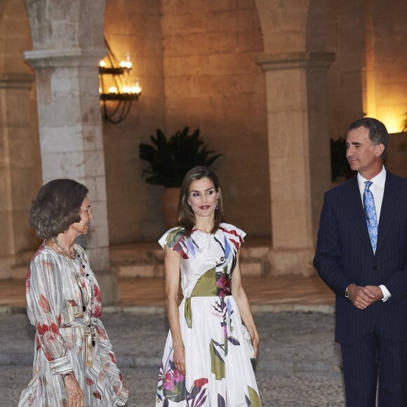 Le roi Felipe VI, la reine Letizia et la reine Sofia d'Espagne accueillaient quelque 450 convives dimanche 7 août 2016 au palais royal de la Almudaina à Palma de Majorque à l'occasion du dîner annuel offert en l'honneur de la société des îles Baléares.