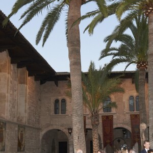 Le roi Felipe VI, la reine Letizia et la reine Sofia d'Espagne accueillaient quelque 450 convives dimanche 7 août 2016 au palais royal de la Almudaina à Palma de Majorque à l'occasion du dîner annuel offert en l'honneur de la société des îles Baléares.