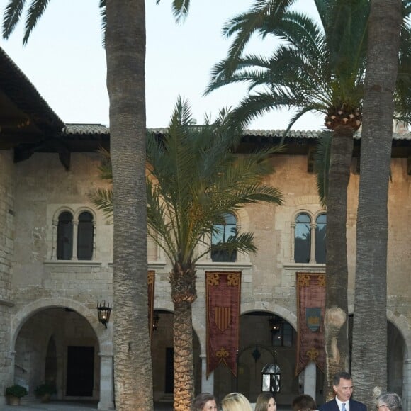 Le roi Felipe VI, la reine Letizia et la reine Sofia d'Espagne accueillaient quelque 450 convives dimanche 7 août 2016 au palais royal de la Almudaina à Palma de Majorque à l'occasion du dîner annuel offert en l'honneur de la société des îles Baléares.