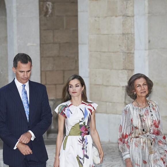 Le roi Felipe VI, la reine Letizia et la reine Sofia d'Espagne accueillaient quelque 450 convives dimanche 7 août 2016 au palais royal de la Almudaina à Palma de Majorque à l'occasion du dîner annuel offert en l'honneur de la société des îles Baléares.