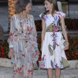 La reine Letizia, qui portait pour la première fois une création Juan Vidal, et la reine Sofia d'Espagne lors du dîner de gala offert à quelque 450 convives dimanche 7 août 2016 au palais royal de la Almudaina à Palma de Majorque en l'honneur de la société des îles Baléares.
