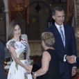 Le roi Felipe VI et la reine Letizia d'Espagne accueillaient quelque 450 convives dimanche 7 août 2016 au palais royal de la Almudaina à Palma de Majorque à l'occasion du dîner annuel offert en l'honneur de la société des îles Baléares.