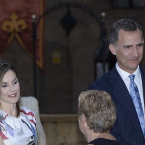 Le roi Felipe VI et la reine Letizia d'Espagne accueillaient quelque 450 convives dimanche 7 août 2016 au palais royal de la Almudaina à Palma de Majorque à l'occasion du dîner annuel offert en l'honneur de la société des îles Baléares.