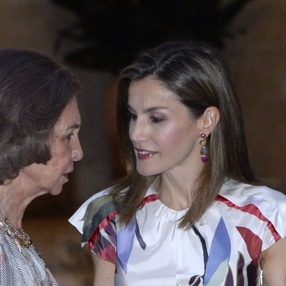 La reine Letizia, qui portait pour la première fois une création Juan Vidal, et la reine Sofia d'Espagne lors du dîner de gala offert à quelque 450 convives dimanche 7 août 2016 au palais royal de la Almudaina à Palma de Majorque en l'honneur de la société des îles Baléares.