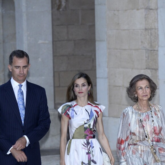 Le roi Felipe VI, la reine Letizia et la reine Sofia d'Espagne accueillaient quelque 450 convives dimanche 7 août 2016 au palais royal de la Almudaina à Palma de Majorque à l'occasion du dîner annuel offert en l'honneur de la société des îles Baléares.