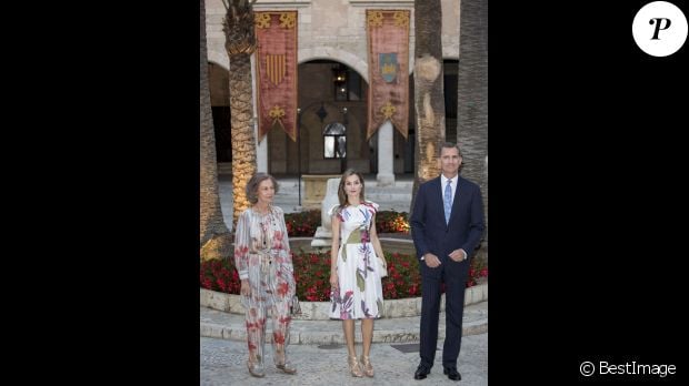 Le roi Felipe VI, la reine Letizia et la reine Sofia d&#039;Espagne accueillaient quelque 450 convives dimanche 7 août 2016 au palais royal de la Almudaina à Palma de Majorque à l&#039;occasion du dîner annuel offert en l&#039;honneur de la société des îles Baléares.