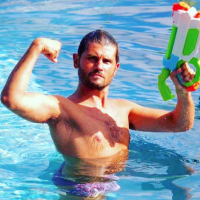 Christophe Beaugrand : Torse nu et armé dans sa piscine, ça ne rigole plus !