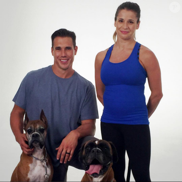 La gymnaste Alicia Sacramone et le quarterback Brady Quinn, ici avec leurs chiens Boss et Bella à l'occasion de la Journée américaine des animaux domestiques, ont accueilli le 5 août 2016 leur premier enfant, une petite fille, Sloan. Photo Instagram.