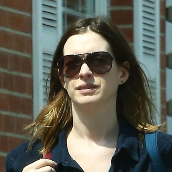 Anne Hathaway et son mari Adam Shulman emmène leur fils Jonathan chez le pédiatre à Santa Monica, le 19 mai 2016