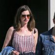 Anne Hathaway rend visite à des amis à Hollywood Hills. Anne semble avoir retrouvé sa silhouette seulement 3 mois après l'accouchement! Le 11 mai 2016