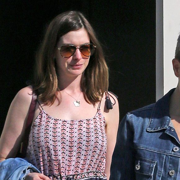 Anne Hathaway rend visite à des amis à Hollywood Hills. Anne semble avoir retrouvé sa silhouette seulement 3 mois après l'accouchement! Le 11 mai 2016