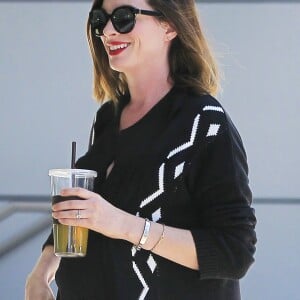 Anne Hathaway enceinte, très souriante, dans les rues de Beverly Hills, le 23 mars 2016