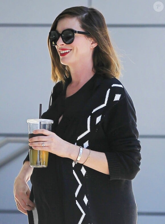 Anne Hathaway enceinte, très souriante, dans les rues de Beverly Hills, le 23 mars 2016
