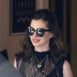 Anne Hathaway à la sortie de son hôtel The London à West Hollywood, le 30 avril 2016
